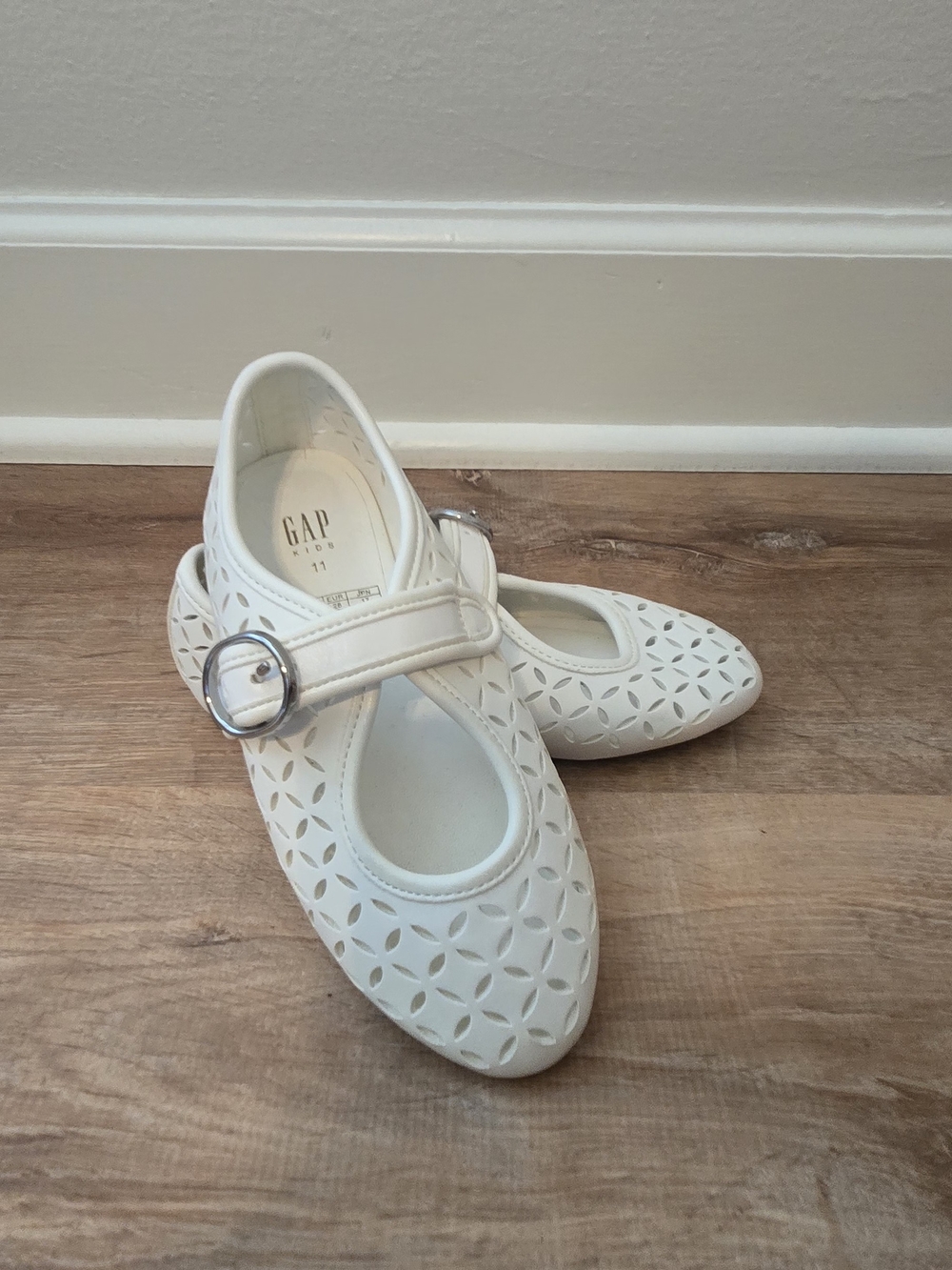 GAP Toddler 11 White Eyelet Mary Jane Flats